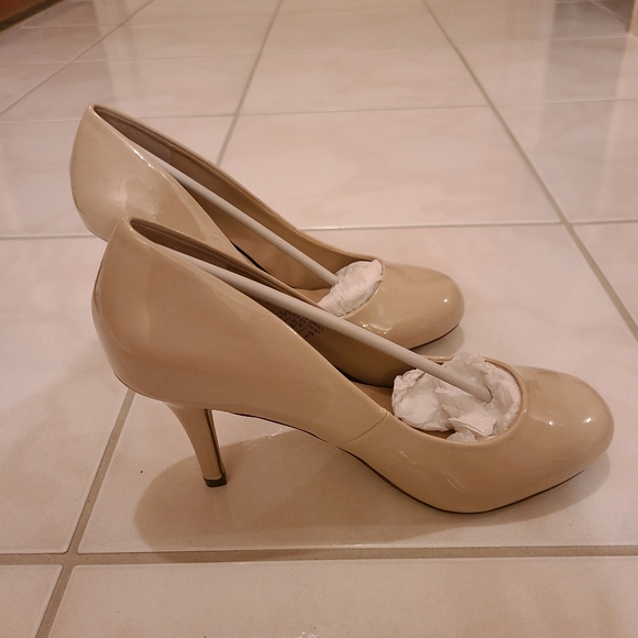 Nude Pumps / Heels - Picture 3 of 11